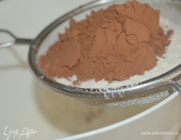 Муку, какао и разрыхлитель просеять в миску со взбитыми яйцами, взбиваем.