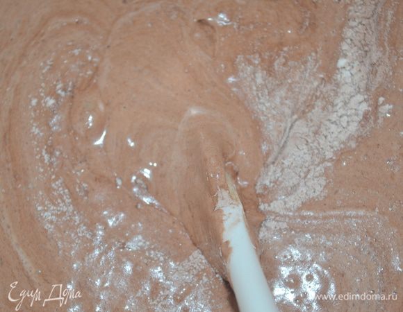 Добавляем кипяток и растительное масло и еще раз взбиваем .