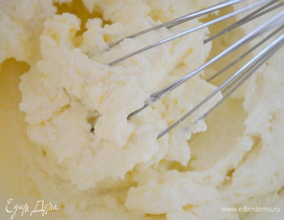 Теперь суфле: взбить творог с 4 ст. ложками сметаны и с половиной сахарной пудры.