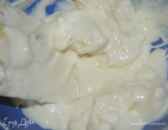 Шоколад растопить в микровлновке или на водяной бане .