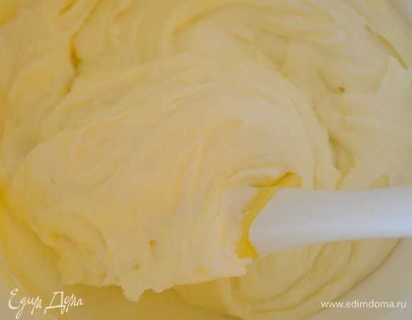 Аккуратно подмешать шоколад к творожной массе.