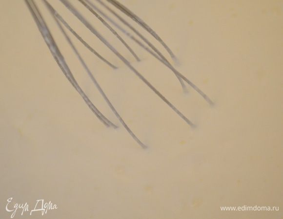 Оставшуюся сметану взбить со второй половиной сахарной пудры.