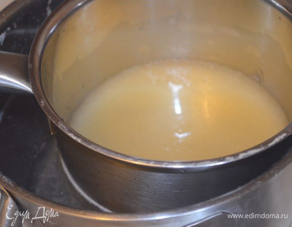 желатин залить 120 мл холодной воды. Дать ему постоять 5 минут и затем распустить на водяной бане. 