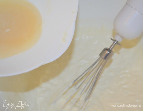 Теперь смешиваем творожную и сметанную массу, взбиваем и тонкой струйкой вливаем желатин. При этом постоянно взбиваем. 