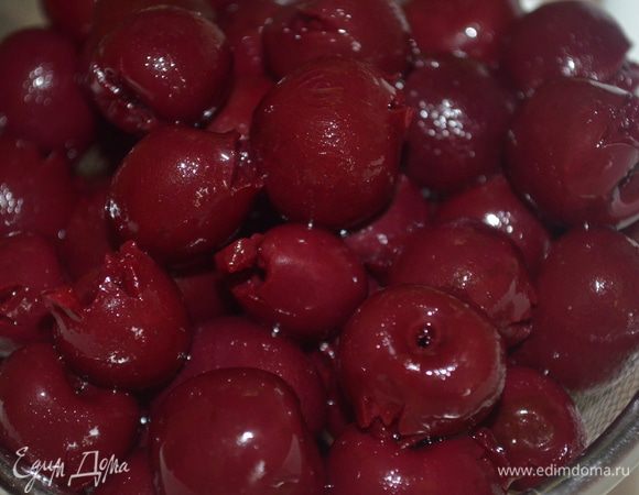 Вишню откинуть на сито, чтобы вся жидкость стекла.