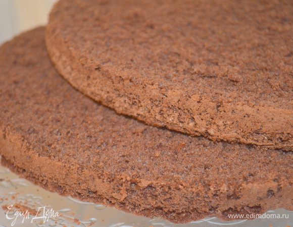 Бисквит разрезать на 2 равные части.