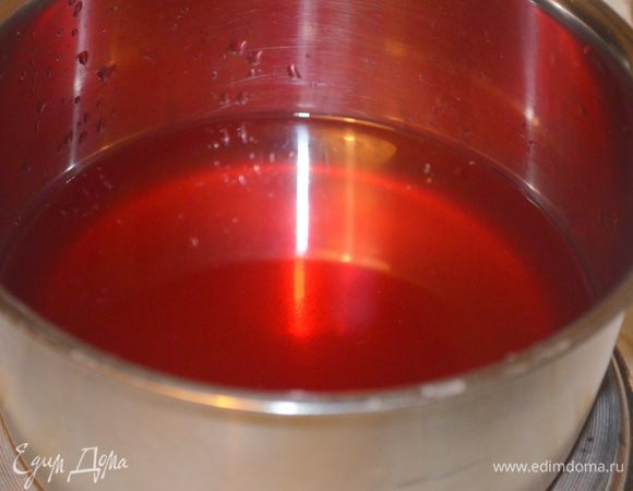 Сироп прогреть в ковшике.