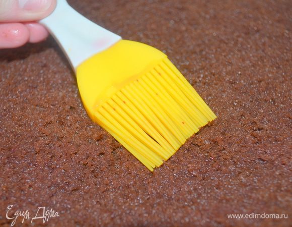 Пропитать им бисквит (оба коржа) - пропитать надо обильно, не жалея, чтобы он стал сочным, т. к. это суфле и в нем нет крема!  