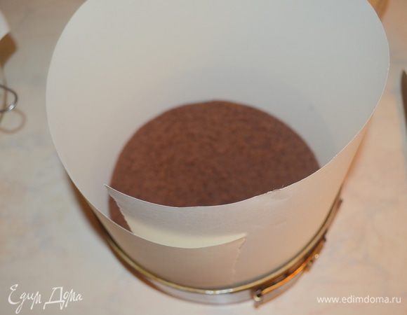 Собираем торт: в форму в который выпекался бисквит вставляем бумажный конус, кладем туда первый бисквит