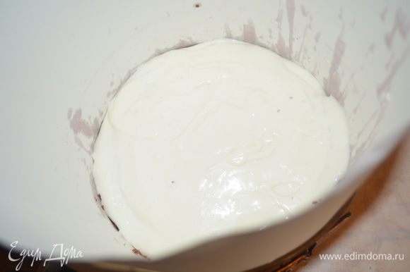 На корж выкладываем половину крема - и тут я его попробовала и сразу поняла - быть торту невероятно вкусным! Это судьба ) без комментариев!