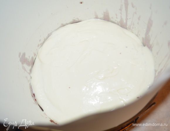 На корж выкладываем половину крема - и тут я его попробовала и сразу поняла - быть торту невероятно вкусным! Это судьба ) без комментариев! 