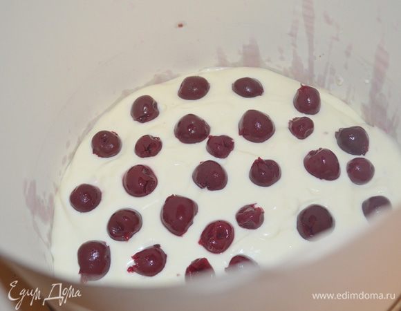 Выкладываем на суфле вишню (половину) и заливаем оставшимся суфле.