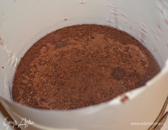 Накрываем коржом. Далее я мало фотала... так как не особо ожидала результат... Я сварила желе из пакетика, залила им торт и воткнула оставшиеся вишенки в него. Получила опыт - желе впитывается в бисквит)))