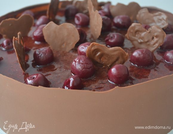 Оформила я его лентой из шоколада и сердечками из шоколада. За это отдельно спасибо Лане )