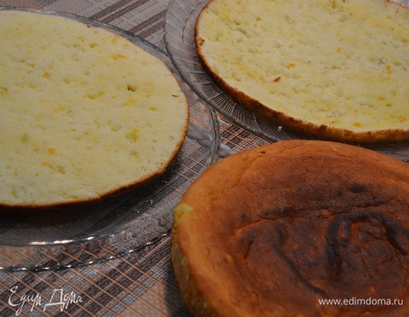 Для бисквита: 1. Белки отделяем от желтков. Взбиваем с 3 ст.л. сахара. Добавляем цедру апельсина. 2. Добавить половину белков во взбитые желтки и быстрыми энергичными движениями перемешать венчиком (не миксером).  Затем добавить оставшиеся белки, просеянную несколько раз муку и очень аккуратно перемешать силиконовой лопаткой или руками до однородности. Слишком долго мешать не нужно. 3. Тесто выложить в застеленную пергаментом форму и выпекать при 180С 20-25 мин. 4. Дать бисквитам отдохнуть ок. 3 часов. 5. Один из бисквитов (который побольше), разрезать на 2 части. Второй бисквит так и оставить. Должно получиться как бы 3 коржа. Бисквиты хорошо пропитать сваренным сиропом, сиропом из персиков и ананасов. Они должны быть очень мокрыми. Одно из главных, хорошо пропитать бисквит, который мы не разрезали. Чтобы проверить пропитан ли он, с середины оторвите небольшой кусочек бисквита и посмотрите пропитан ли он достаточно. 