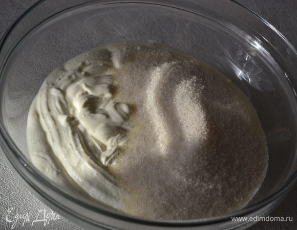 За 4-6 часов я выкладываю сметану в марлю, сложенную в 3-4 раза, затем кладу эту марлю в дуршлаг и в высокую кастрюлю, куда стекает сыворотка. Так сметана намного гуще и, мне кажется, что даже вкуснее :). Сметану взбить с сахаром и зернами ванили. Отложить 5 ст.л. для украшения (с горкой) и 4 ст.л. для обмазывания боков торта.