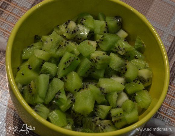 Кубиками нарезать киви.