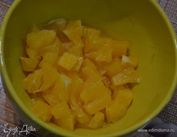 Апельсины очистить и нарезать кубиками.
