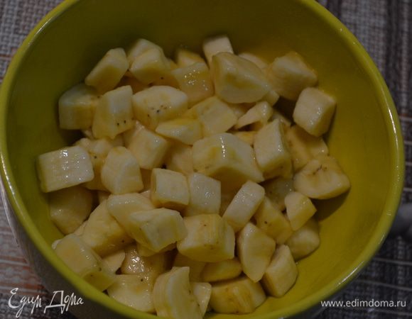 Бананы нарезать кубиками. Полить соком лимона и посыпать 1-2 ст.л. сахара. Перемешать.