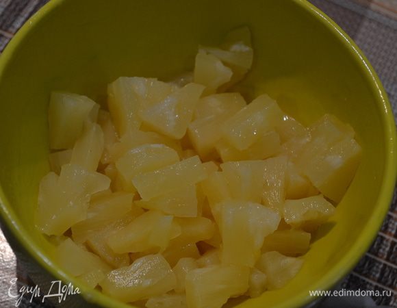 Ананасы достать из сиропа. Нарезать кубиками. Сироп не выливать!
