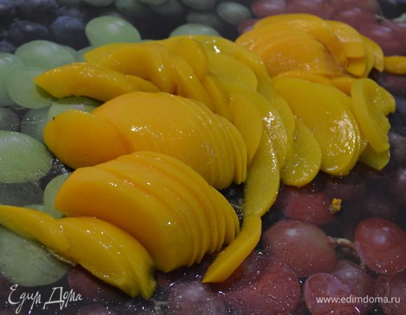 Персики достать из сиропа и нарезать тонкими дольками. Сироп не выливать!