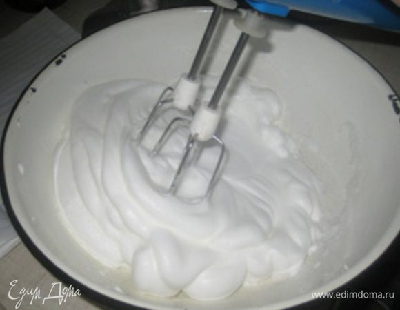 - Шоколадный бисквит:

Яйца разделить на белки и желтки. Белки взбить до устойчивых пик с 0,5 щепотки соли.