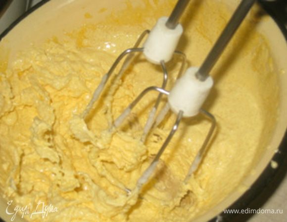 Желтки взбить с сахаром. Пока он не растворится до конца.