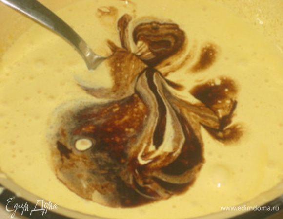 Ввести шоколад в взбитые желтки с сахаром.