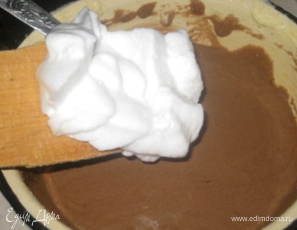 Добавить 1/3 белков в шоколадно-желтковую массу.