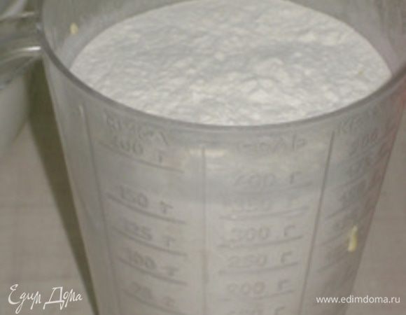 Отмерить и просеять муку. Также добавить в тесто.