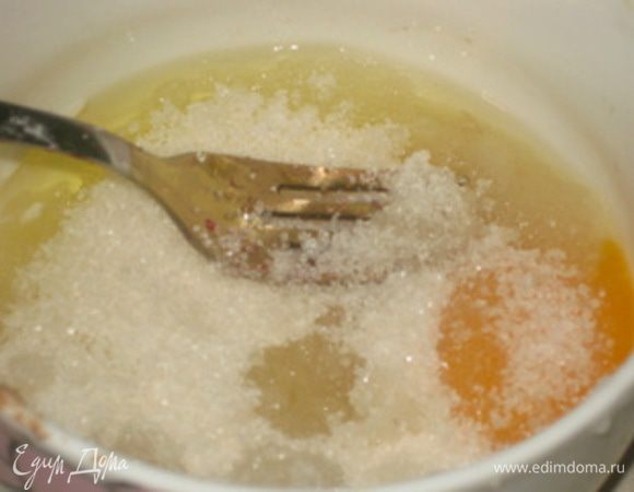 Желтки растереть с сахаром.