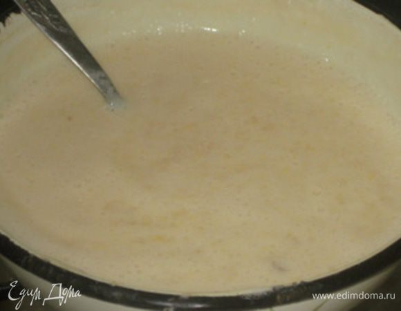 Затем добавить 1/3 молока в желтово-сахарную смесь. Всыпать муку, перемешать до исчезновения комочков и тонкой струйкой влить в остальное молоко. Варить до загустения. Полностью остудить под плёнкой.