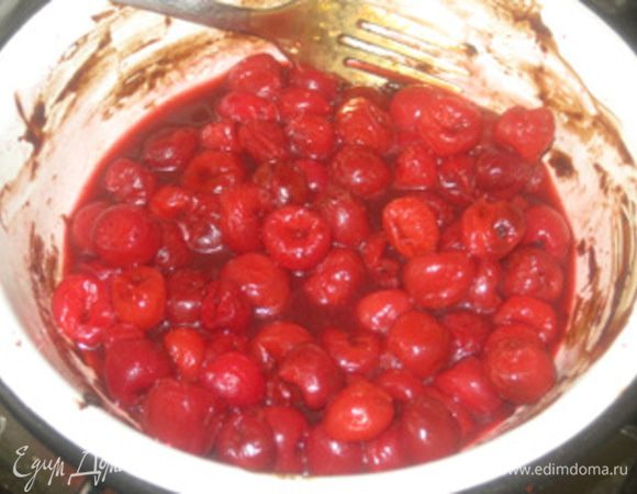 - Вишнёво-шоколадная начинка:

В вишню налить воду и всыпать сахар, оставить на 10 минут.