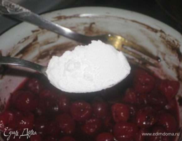 Поставить вишню вариться на маленьком огне. Всыпать крахмал и мгновенно перемешать. По необходимости влить ещё воды. Варить до загустения, затем прокипятить 1,5-2,5 минуты.