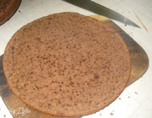 Разрезать его на 5 частей. Возможно у Вас не получиться разрезать на 5 ровных коржей. ничего страшного, 2 из них мы будем нарезать на маленькие кусочки. 