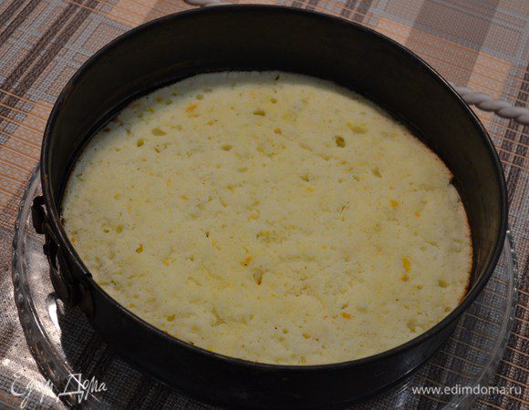 Сборка: 1. Одну из половинок бисквита положить в разъемную форму для выпечки, чтобы удобнее было работать. Соединить кольцо.  Дно использовать не нужно. 