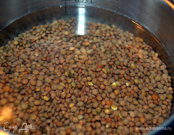 Чечевицу промыть, и отварить до готовности. Посолить в конце.