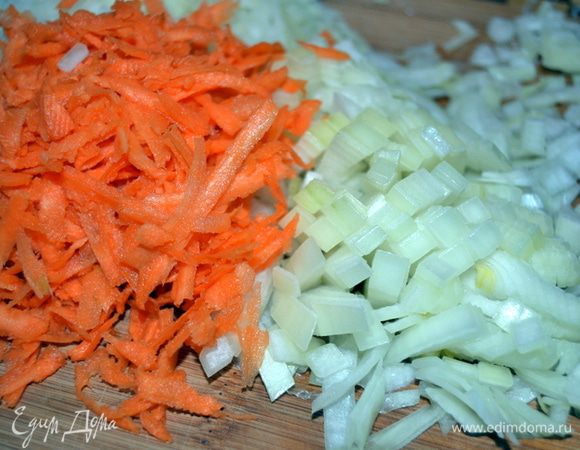 Морковь натереть на крупной терке, лук мелко нарезать.Всё это можно в таком виде загрузить в кастрюлю с  почти готовой чечевицей.