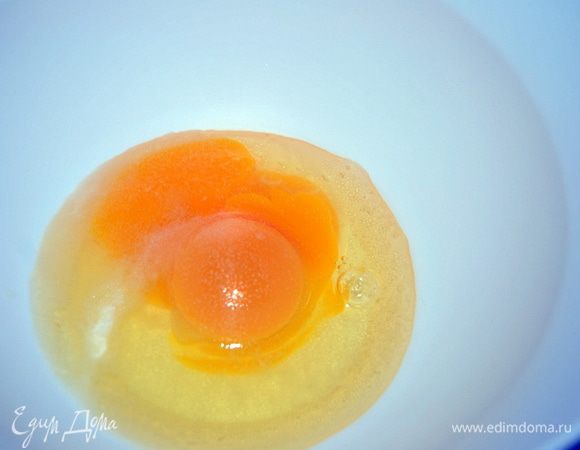 Яйца взбить с солью.