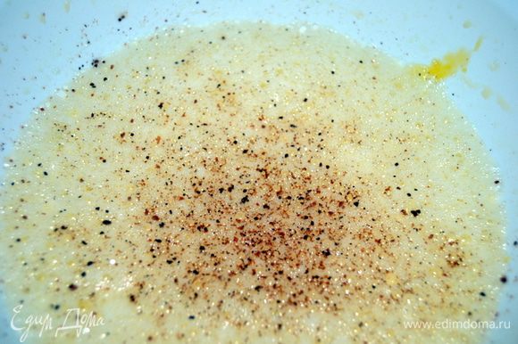 Постепенно в яйца добавить молоко. Посолить, поперчить и добавить мускатный орех.