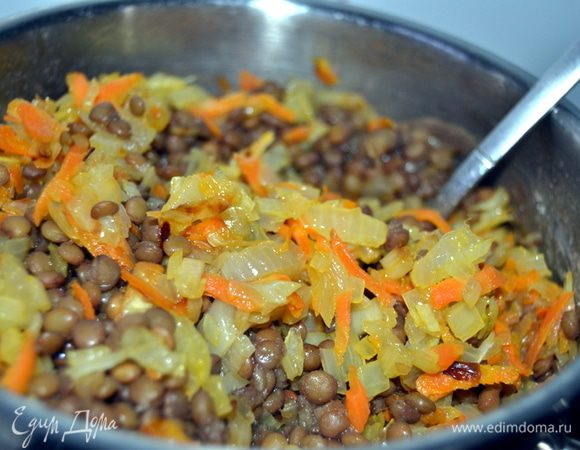 Обжаренный лук с морковью добавить к чечевице и потушить все вместе пару минут.Вот это может быть самостоятельным блюдом,именно таким образом я готовлю чечевицу чаще всего.Получается обалденно вкусно,и готовится достаточно быстро и просто.На вид выглядит не очень аппетитно,но когда пробуют люди,которые никогда не ели чечевицу,то их за уши не оттащить))