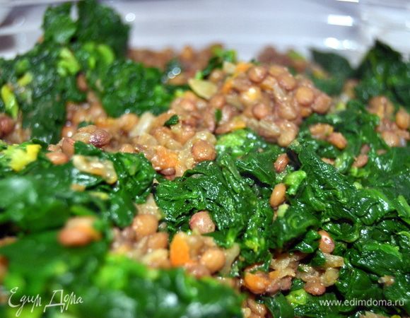 Но мы усложним немного рецепт и к уже прекрасной чечевице добавляем шпинат.Перемешиваем и выкладываем в форму для запекания.Её можно смазать немного оливковым маслом.Так же можно приготовить в порционных формах.