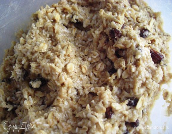 В другой миске взбить яйца с сахаром и влить в мучную - кокосовую с овсяными хлопьями смесь. И также добавить растопленное сливочное масло. Все хорошо перемешать.