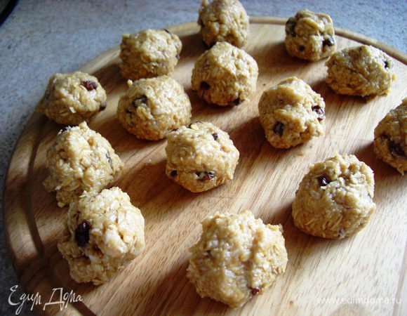 Из теста сформировать шарики величиной с грецкий орех. Если тесто прилипает к рукам, пальцы иногда  смачивать водой.