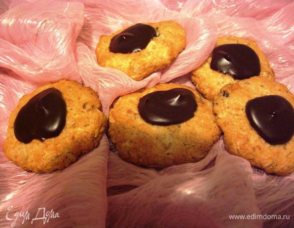  …но, если вы не поленитесь потратить еще несколько минут,  растворите плитку черного шоколада и им украсите печенье,то оно  станет  еще вкуснеe  и может быть даже и праздничным:) ПРИЯТНОГО!
