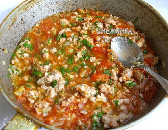 Теперь добавляем очищенные от шкурки помидоры в собственном соку и сок. Кладём измельчённую петрушку, всё перемешиваем. Томим под крышкой на среднем огне 8-10 минут.