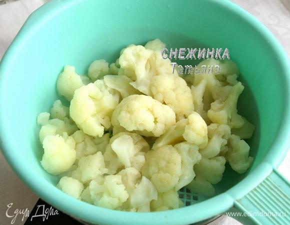 В этом время ставим кастрюлю с водой на огонь. Солим, когда закипит, кладём соцветия цветной капусты и варим около 8 минут, она должна свариться, но оставаться хрустящей. Откидываем на дуршлаг, чтобы стекла жидкость.