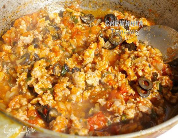 Когда соус готов, кладём порезанные на колечки маслины и выключаем.