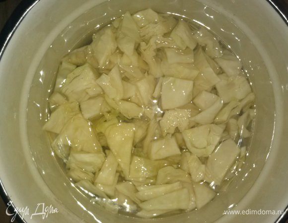 Нарежьте капусту, залейте на 5 минут кипятком.