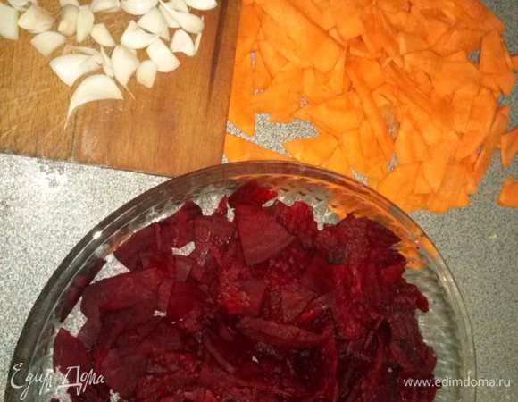 Нарежьте морковь, свеклу и чеснок.